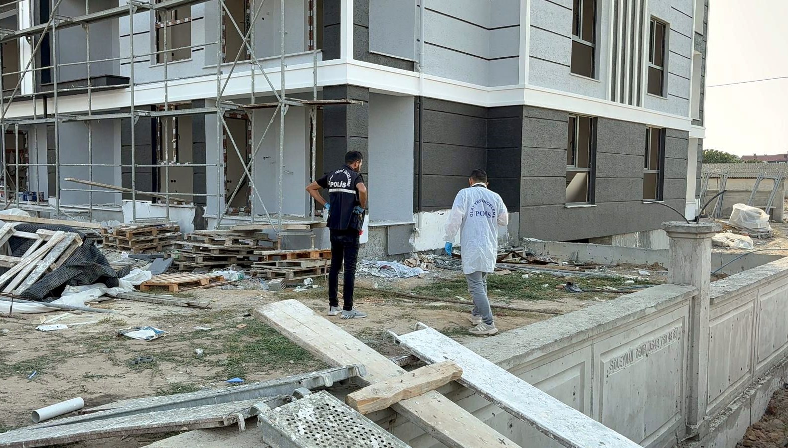 İnşaat işçisi boya yaparken 4. kattan düşerek can verdi