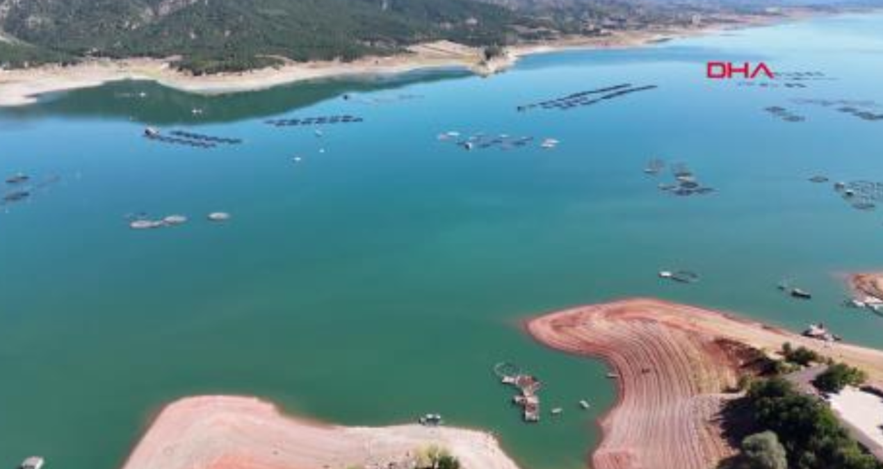 Sular çekildi, barajın ortasındaki kayalık ortaya çıktı