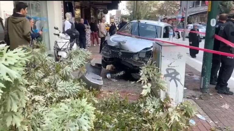 bursada-lise-ogrencisi-otomobilin-carpmasi-sonucu-yaralandi-3aD8NRGH.jpg
