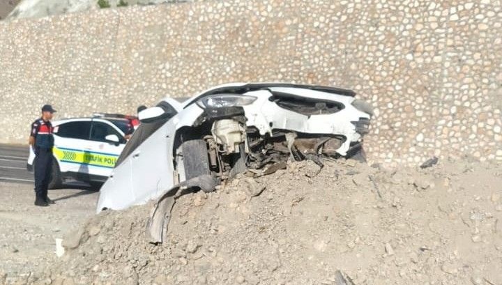 Kontrolden çıkan araç toprak yığınına çarptı