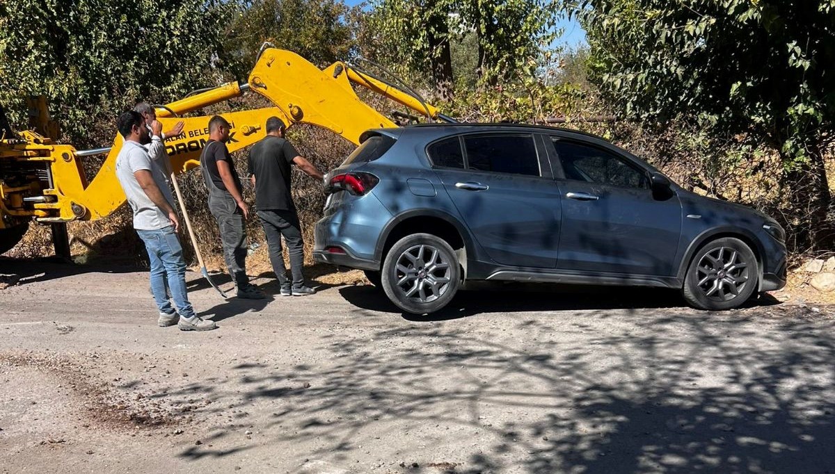 Kurtalan’da çukura düşen araç kepçe yardımıyla çıkartıldı