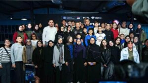 turkiyenin ilk astronotu alper gezeravci ogrencilerle uzay deneyimlerini paylasti K4FEJsvr.jpg