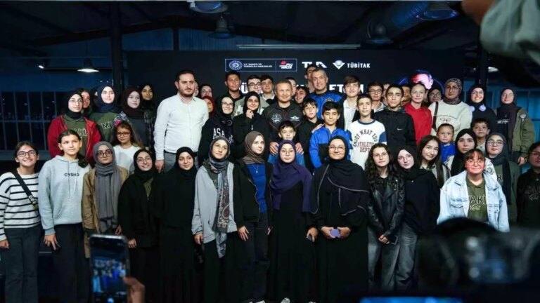 turkiyenin ilk astronotu alper gezeravci ogrencilerle uzay deneyimlerini paylasti K4FEJsvr.jpg