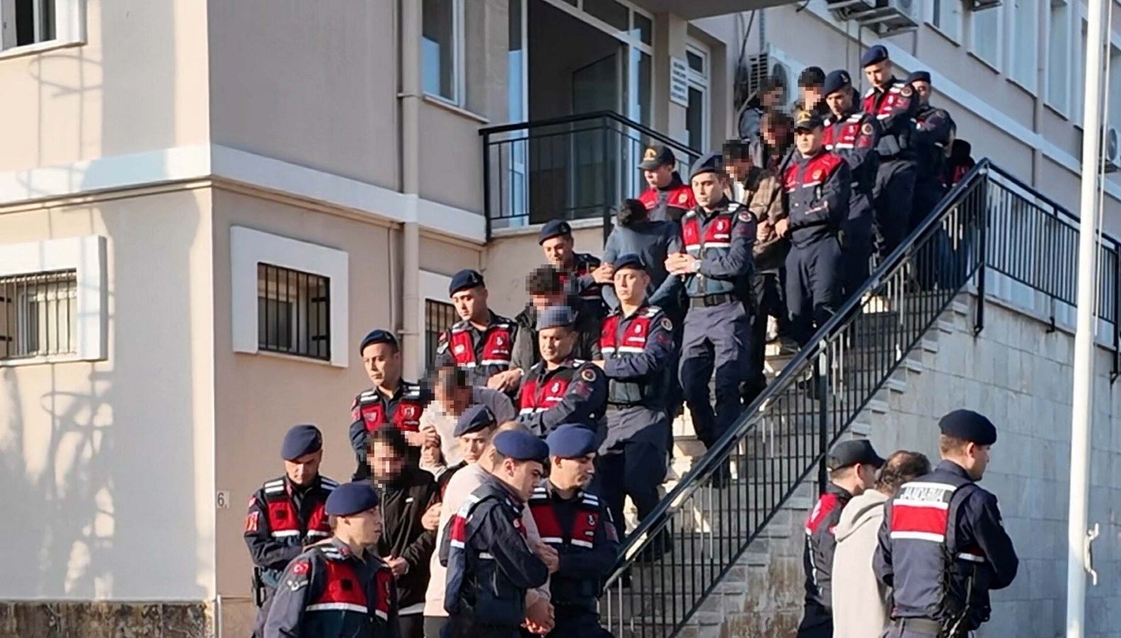 7 ilde sahte borsa uygulamasiyla dolandiriciliga 12 tutuklama x3ldQzaN.jpg