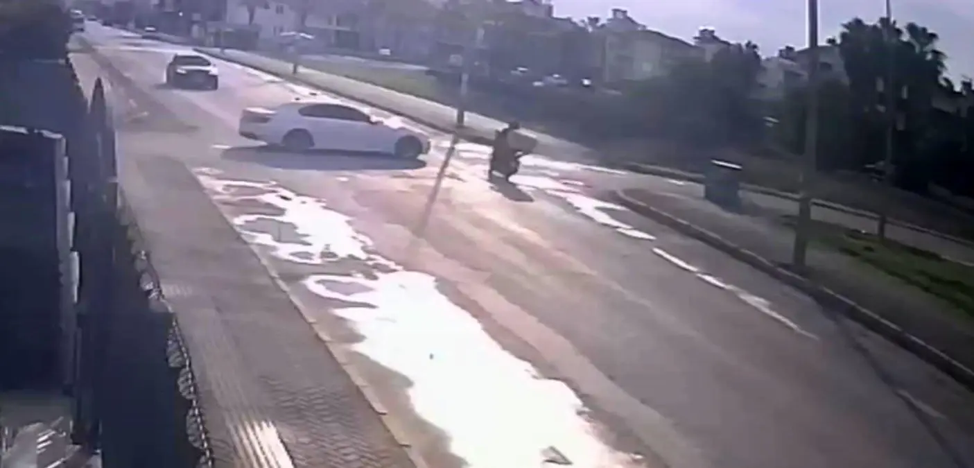 Antalya’da Motosikletli Kurye Kaza Geçirdi: Ağır Yaralı