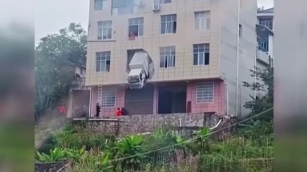 cinde kontrolden cikan kamyon bina duvarini asti wVulYeAm.jpg