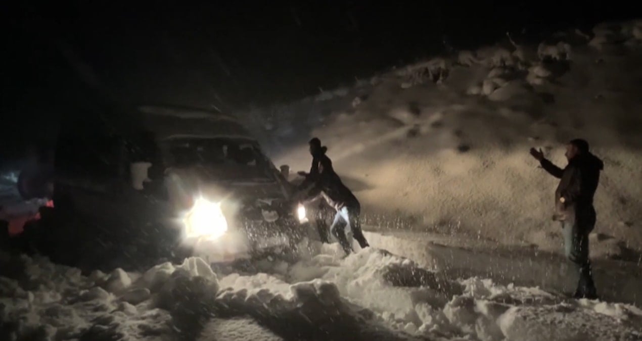 Kar etkisini artırdı, 7 araç ve 30 kişi mahsur kaldı