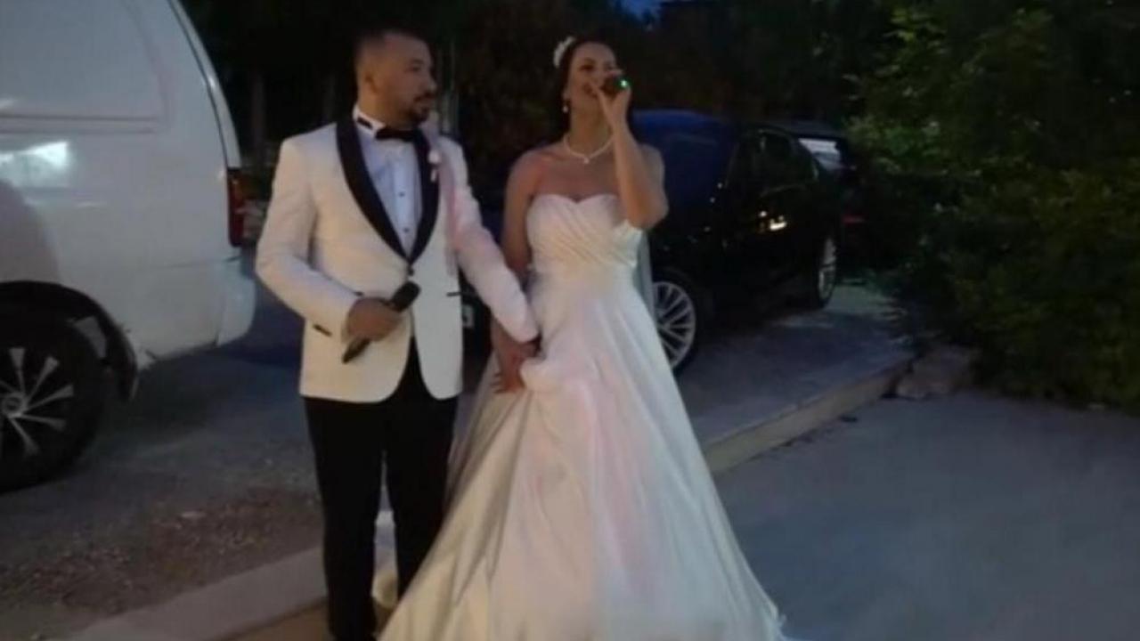 Düğünlerinde söyledikleri şarkı başlarına dert oldu!