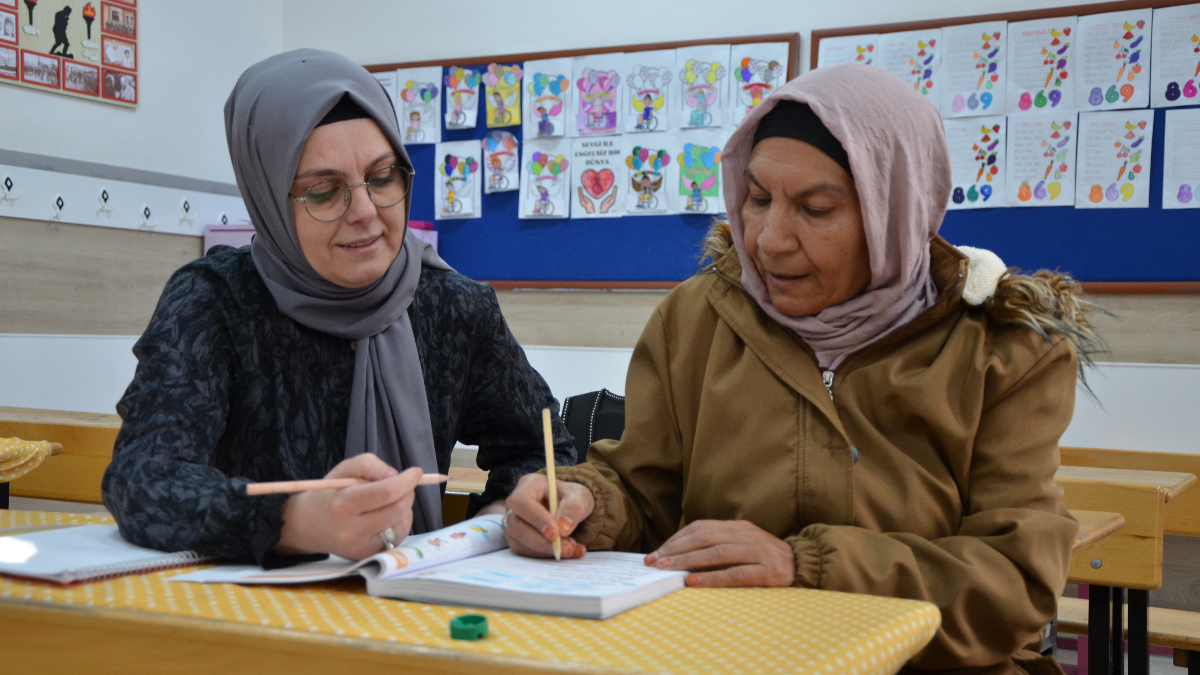 Eskişehir’de torunu için 64 yaşında okuma yazma öğrendi