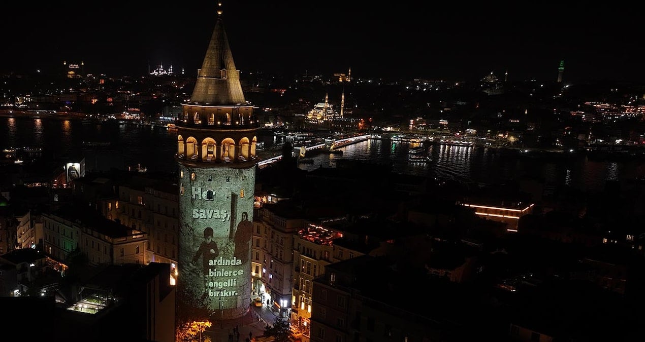 Galata Kulesi’ne savaşlarda engelli kalan çocuklar ve sivillerin videosu yansıtıldı