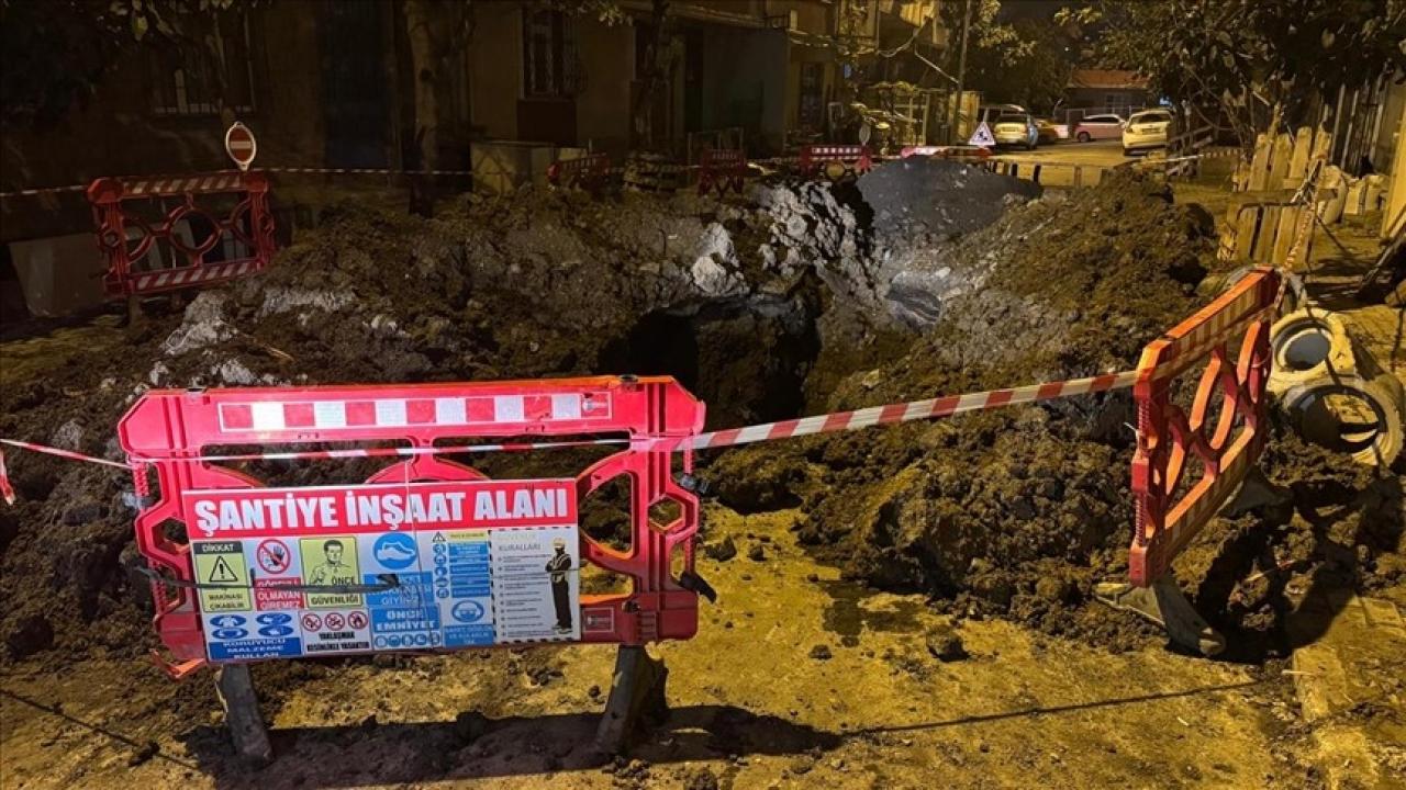İstanbul’un göbeğinde akılalmaz ihmal! Yol çöktü, işçi son anda kurtarıldı