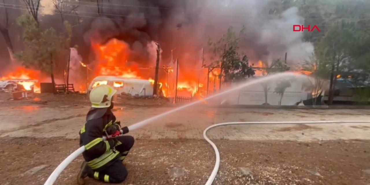 Karavanlar ormanın ortasında alev alev yandı