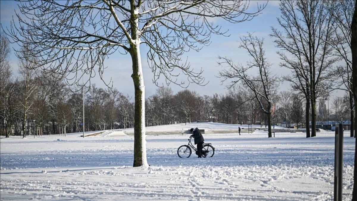 Avrupa’da kar ve soğuk hava hayatı felç etti