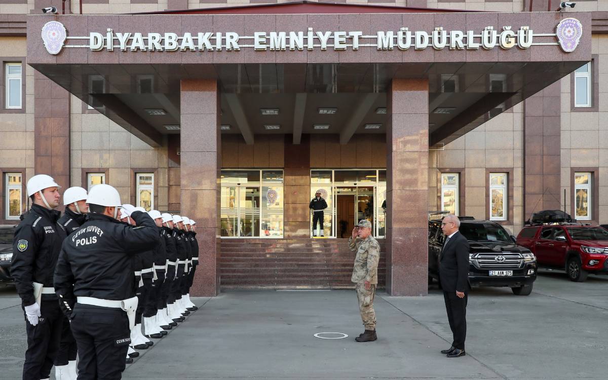 Diyarbakır Emniyeti’ne saldırı girişimi: 10 gözaltı, 6 kişi aranıyor