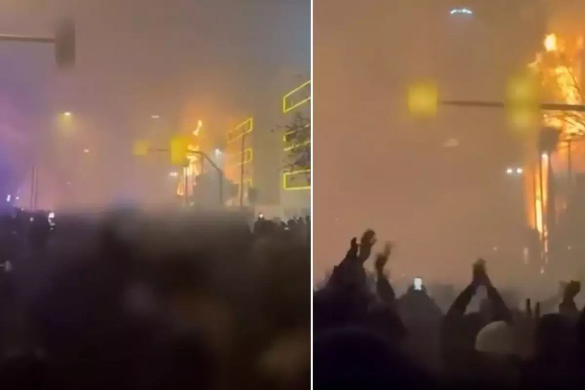 İran’da Protestolar Sürerken İnternet ve Telefon Hatları Kesildi, Hükümet Binası Ateşe Verildi