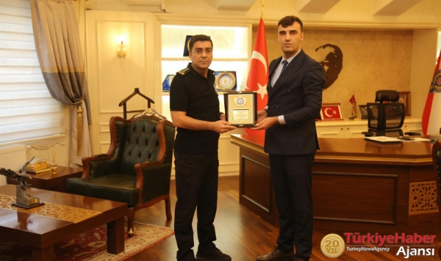 Tayinci Komisere Hizmet Plaketi Verildi