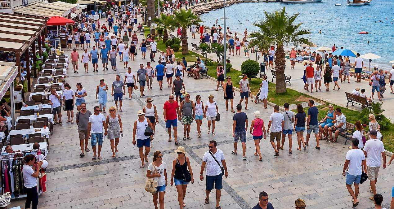 Kuşadası’nda Binlerce Turist Coşkusu