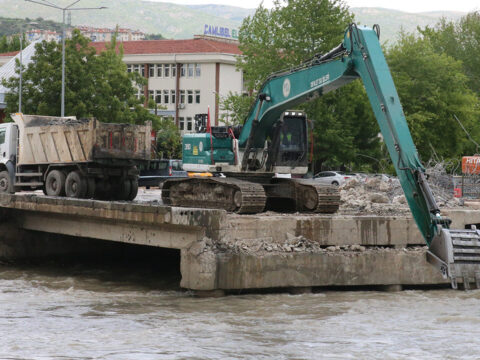 Yeşilırmak Üzerindeki ÇEDAŞ Köprüsü Taşkın Riski Nedeniyle Yıkılıyor