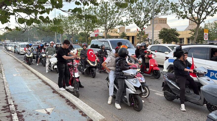 Çorlu’da Şehit Polisler Anısına Bayraklı Konvoy Düzenlendi