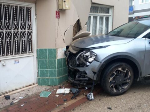 İnegöl’de Kaza: Cip Ev Duvarına Çarptı, Kalorifer Peteği Söküldü