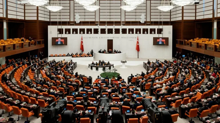surec-gorusmeleri-surerken-dem-partinin-kurtcenin-kamusal-alanda-kullanimi-onerisi-akp-ve-mhp-oylariyla-M4rUBHbr